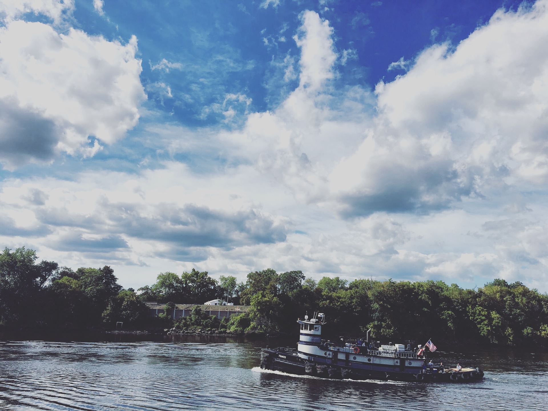 A tugboat going along the Erie Canal
